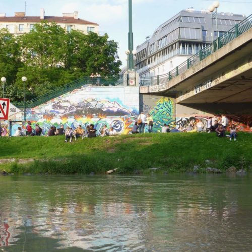 Schön langsam wird´s am Donaukanal lebendig, Tausende Wiener und Gäste genießen das entspannende Ambiente.